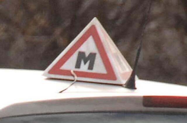 Seni vairavimo mokyklų kursų baigimo liudijimai galios iki rugsėjo