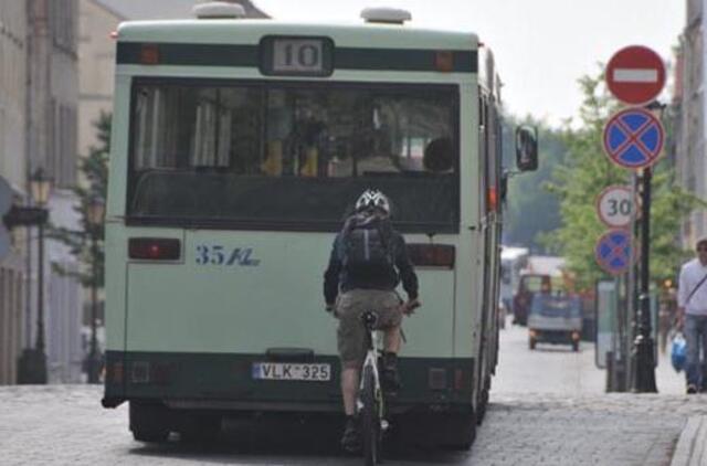 Tiltų gatvėje dviratininkas partrenkė senolę