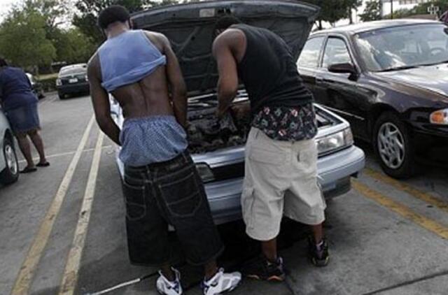 Už nusmukusias kelnes grės nuobaudos