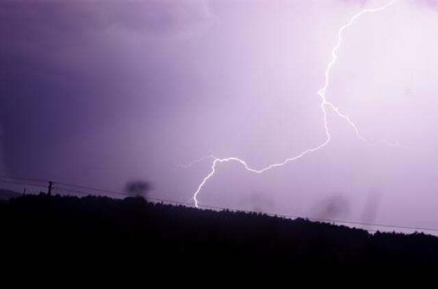 Žaibai padegė tris pastatus