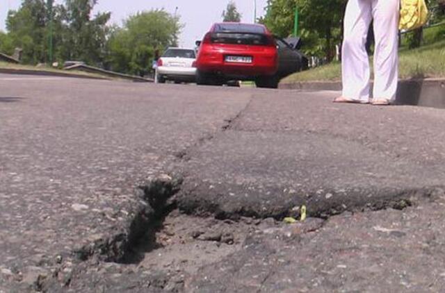 Avarija kilo per nedidelę duobę gatvėje