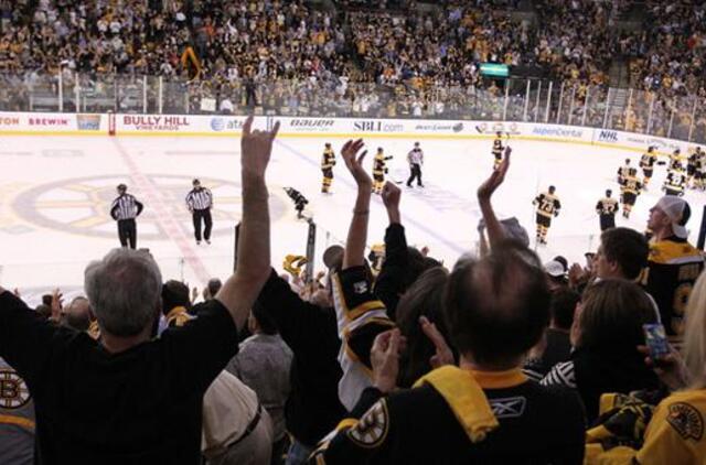 "Boston Bruins" sušvelnino NHL finalo serijos rezultatą