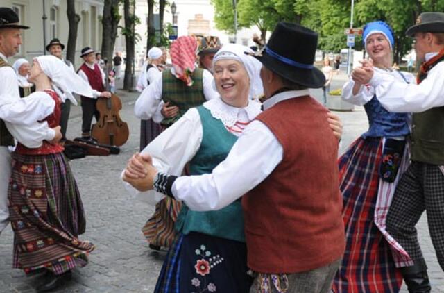 Folkloro festivalis "Baltica" remsis šeimos ašimi