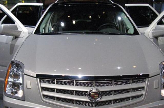 "General Motors" atšaukia 47 tūkst. visureigių "Cadillac SRX"
