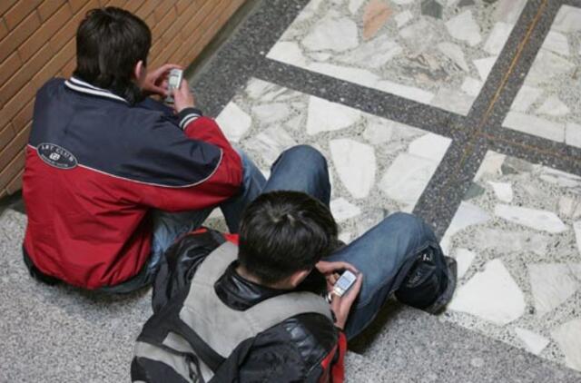 Kas antras mobilusis telefonas atimamas iš vaiko