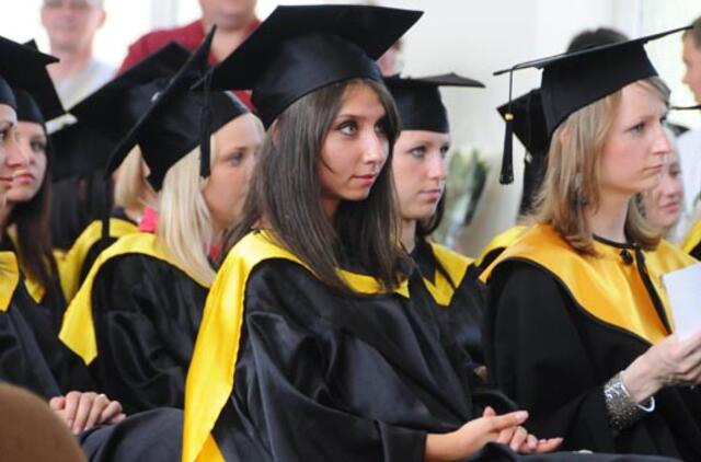 Kolegijoje įteikti diplomai ir premija