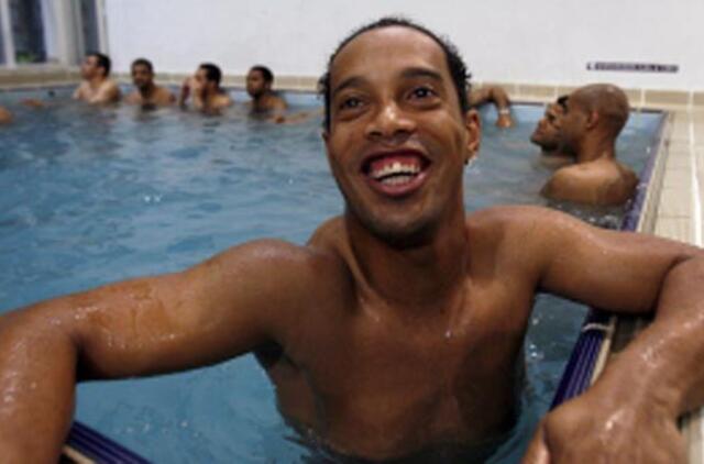 Ronaldinho yra sekamas, kad per daug nesilinksmintų