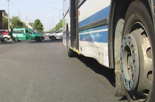 Sankryžoje automobilis taranavo autobusą