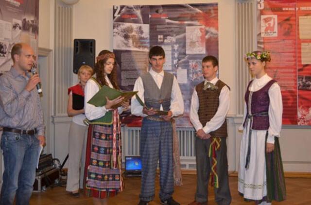 Vasario 16-osios gimnazijoje - paroda Gedulo ir Vilties dienai