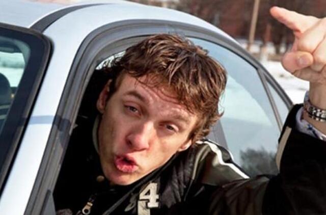 Agresyvius vairuotojus galima atpažinti iš lipdukų ant bamperio