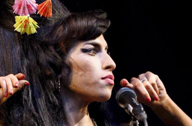 Amy Winehouse tėvai prašo gerbti šeimos privačią sferą