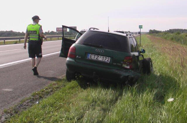 "Audi" ant automagistralės atitvaro paliko buferį