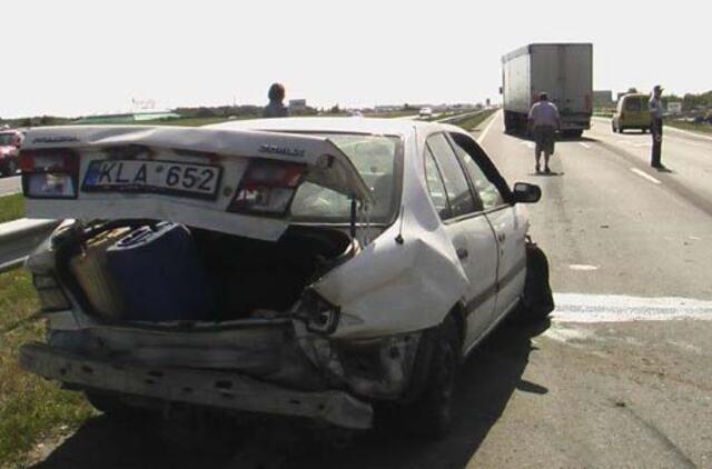Automagistralėje sunkvežimis taranavo automobilį