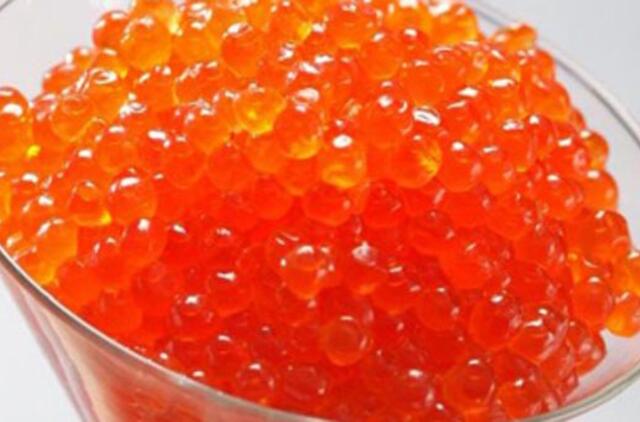 Danijos vilkikas Norvegijoje išbarstė 44 statines su raudonaisiais ikrais