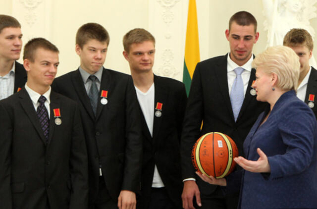 Jauniams -  ordino "Už nuopelnus Lietuvai" medaliai