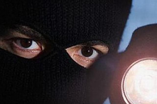 Kaukėtas plėšikas įsibrovė į degalinę