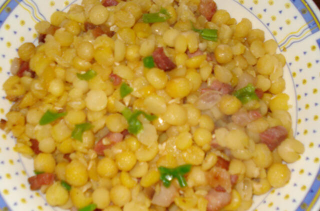 Kavinės klientai susirgo pavalgę žirnių su spirgučiais