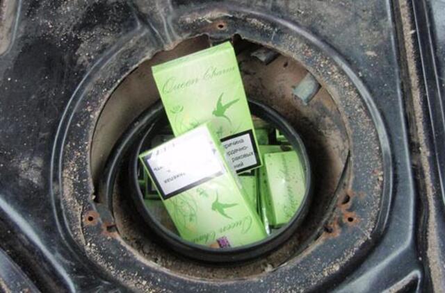 Klaipėdietė kontrabandinius rūkalus slėpė automobilio bake ir padangoje