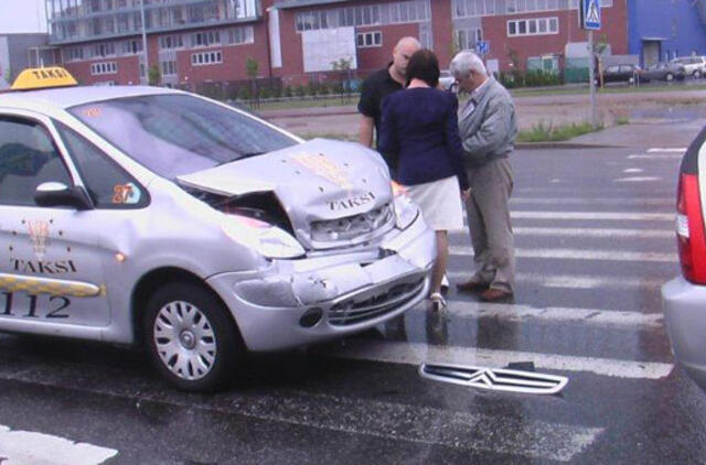 Lyjant lietui buvo daužomi automobiliai