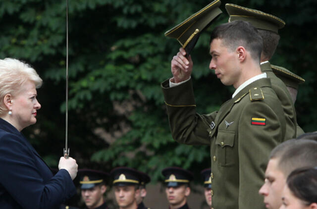 Prezidentė mokė leitenantus tarnystės Lietuvai pagrindų