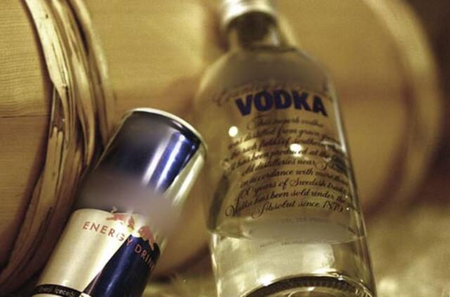 Siūlys uždrausti energinių gėrimų ir alkoholio mišinius