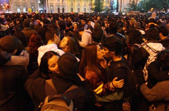 Tūkstančiai studentų Čilėje bučiniais reikalavo geresnio išsilavinimo