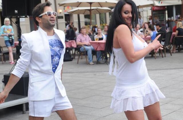 Už žadinimus rytais Ruslanas Bolgovas savo šokių partnerei atsidėkoja dovanomis