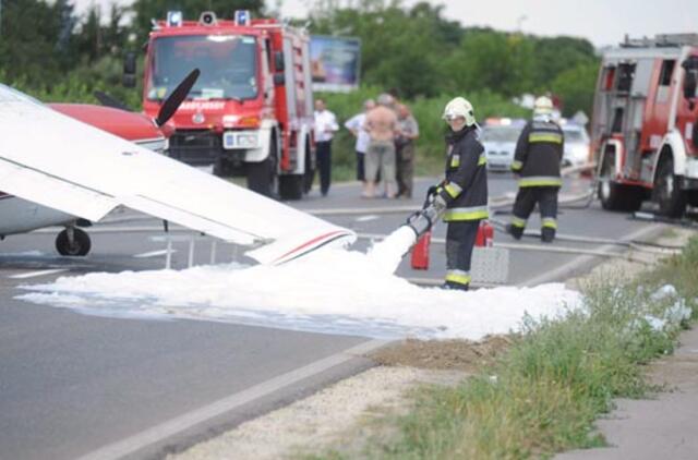 Vengrijoje "Cessna" lėktuvas nusileido ne oro uoste, o ant kelio