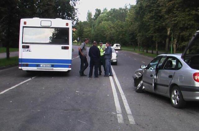 Apakintas saulės trenkėsi į autobusą