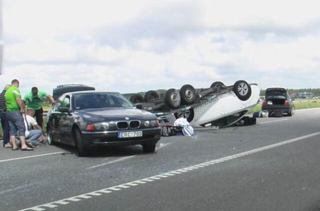 Autostradoje vertėsi tempiamas automobilis