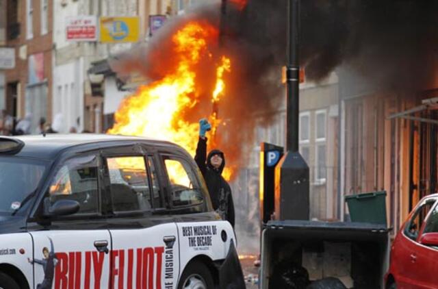 Britai deportuos apie 150 po riaušių sulaikytųjų užsieniečių