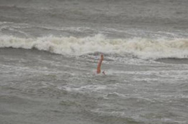 Kanada: bangos išmetė į krantą dar vieną sportbačiu apautą žmogaus pėdą