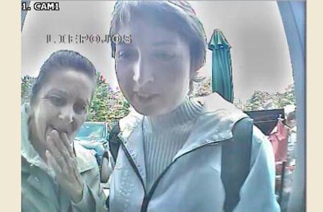 Moterys pasinaudojo rasta banko kortele