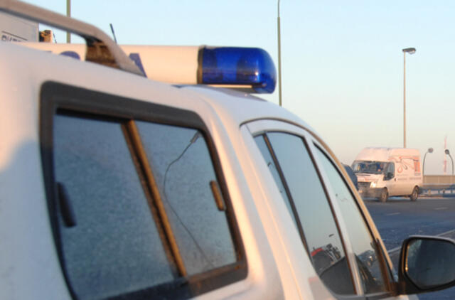 Motoroleris trenkėsi į policijos automobilį