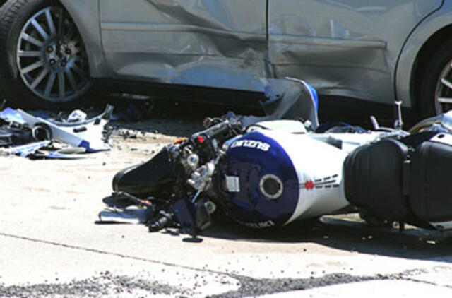 Partrenkė be teisių motociklą vairavusį pareigūną