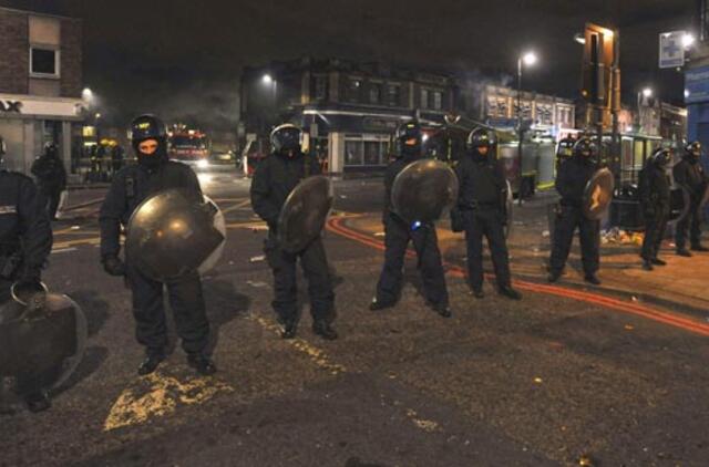 Per protestus Didžiojoje Britanijoje buvo sužeisti 26 policijos pareigūnai, 40 asmenų sulaikyta