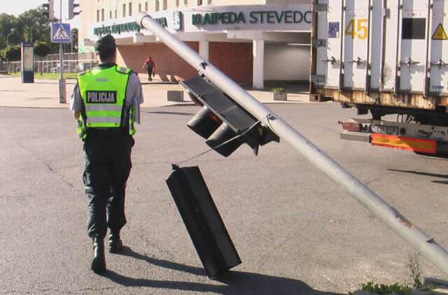 Sankryžoje neišsitekusi priekaba nuvertė šviesoforą