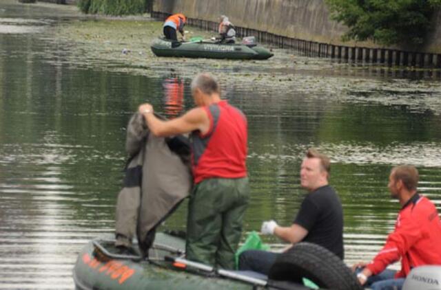 Savanoriai švarino Dangę ir jos pakrantes