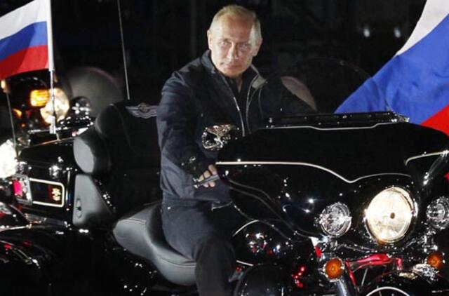 Šventėje ant motociklo pasirodęs V. Putinas pradėjo savo partijos rinkimų kampaniją