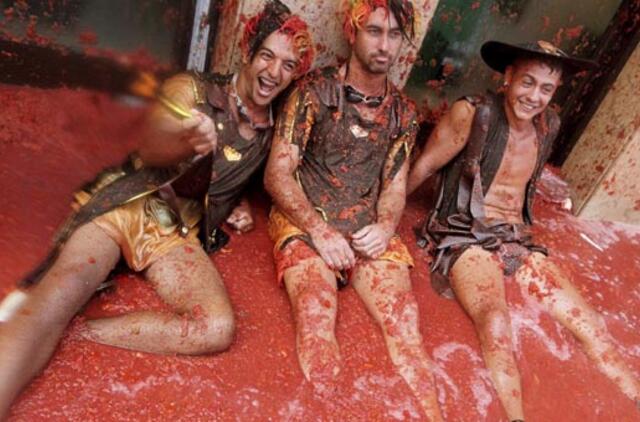 Tradiciniame pomidorų mūšyje Ispanijoje dalyvavo beveik 40 tūkst. žmonių