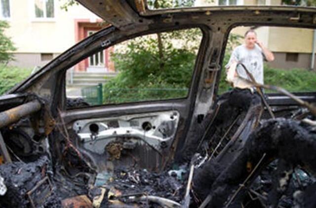 Vandalai naktį Berlyne padegė 18 automobilių