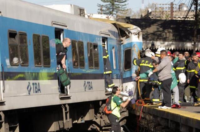 Argentinoje autobusui susidūrus su dviem traukiniais žuvo mažiausiai 6 žmonės