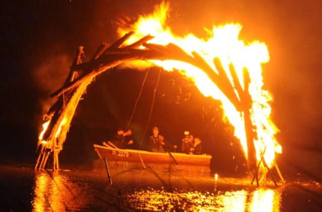 Juodkrantėje liepsnojo ugnies skulptūros