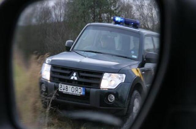 Pasieniečiai surado miške klaidžiojusią šeimą