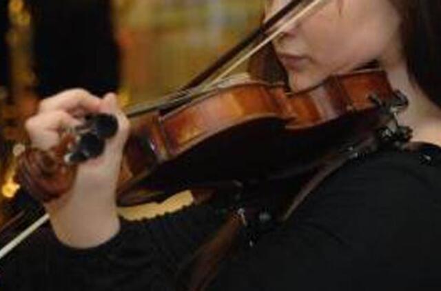 Rekordas: Taivane vienu metu smuiku griežė per 4 tūkst. 600 moksleivių