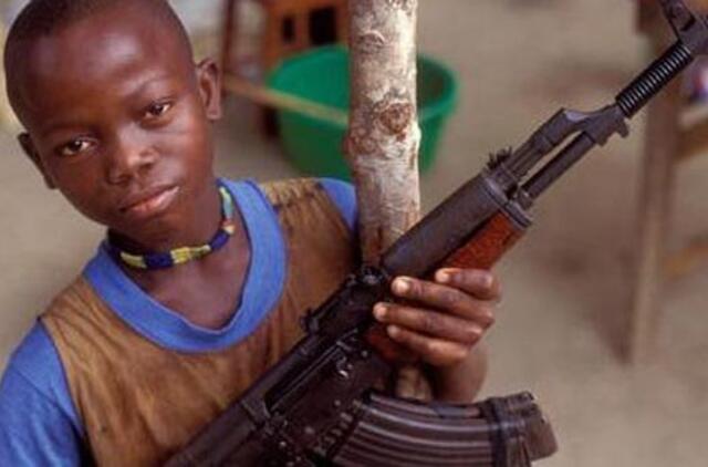 Somalyje skaitymo konkurse dalyvavę vaikai apdovanoti ginklais