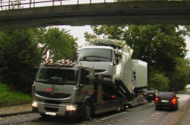 Vilkiką su kroviniu sustabdė viadukas