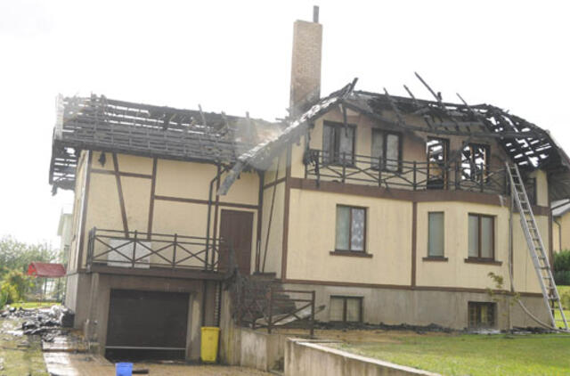 Žaibas supleškino namą Tauralaukyje