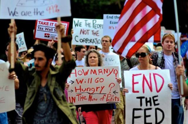 Akcijos "Užimk Volstritą" dalyviai rengiasi protestuoti prašmatniuose Niujorko rajonuose