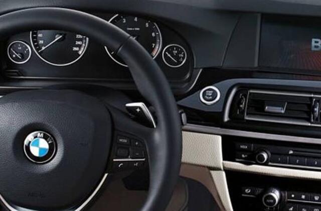 Ieškomi po avarijos pasišalinę "BMW" keleiviai